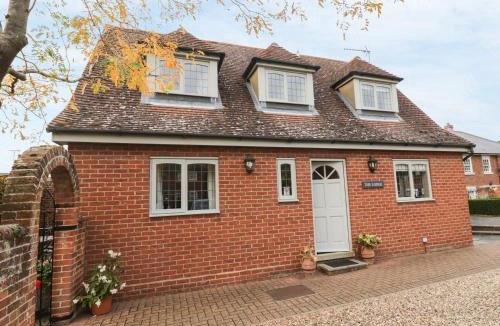 Hadleigh House | The Lodge off High Street