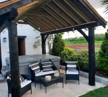 Coleraine Apartment | The Loft at Rock Cottage with hot tub