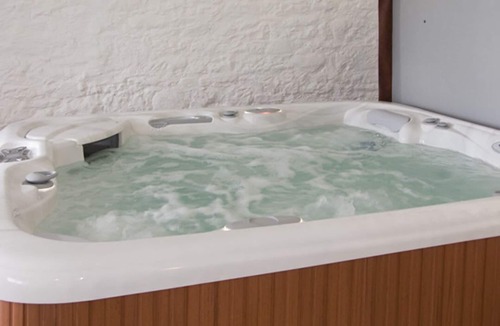 Annan House | THE LOFT, pet friendly, shared hot tub, in Annan