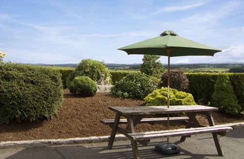 Annan House | THE LOFT, pet friendly, shared hot tub, in Annan
