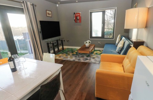 Honley Cottage | THE LUXURY SHED, with a garden in Huddersfield
