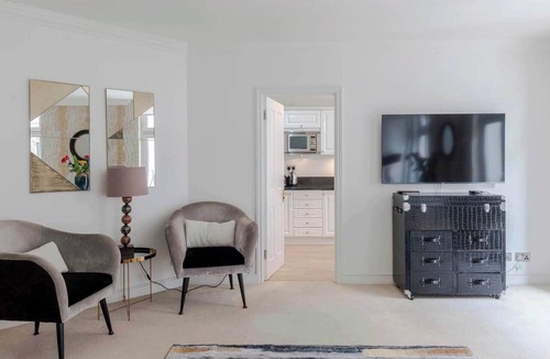 Mayfair Apartment | The Mayfair Muse - by Out of Office Lifestyle