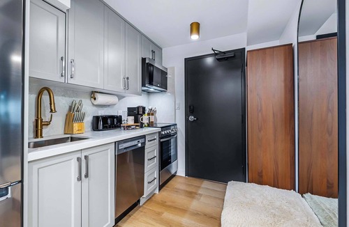 Grange Park Hotel | The Mccaul Cozy Basement Near Major International Sporting Event
