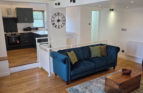 Valentines House | The Old Dairy, 2 York Mews - 3 Bedroom Studio House