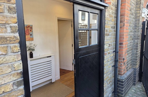 Valentines House | The Old Dairy, 2 York Mews - 3 Bedroom Studio House