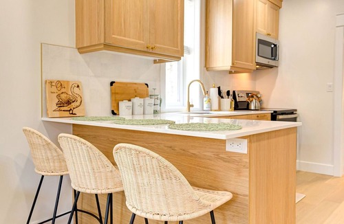 Kitchener Apartment | The Otis 𓅬 on Victoria Park | 2 Bed 1 Bath | Main Floor Suite