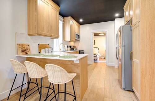 Kitchener Apartment | The Otis 𓅬 on Victoria Park | 2 Bed 1 Bath | Main Floor Suite