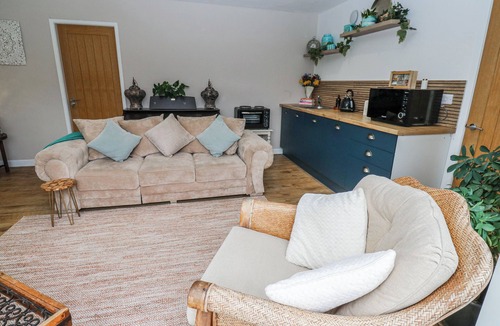 West Cowick Cottage | THE RETREAT, romantic, with a garden in Snaith