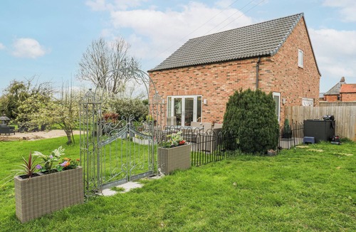 West Cowick Cottage | THE RETREAT, romantic, with a garden in Snaith