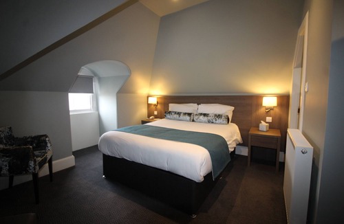 Elgin Bed & Breakfast | The Royal Hotel