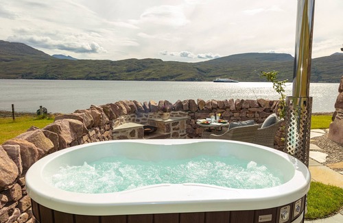 Ullapool Cottage | The Ruin-Luxury shoreside Retreat-woodfired hot tub - Dog friendly- Ullapool