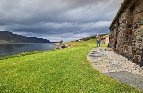 Ullapool Cottage | The Ruin-Luxury shoreside Retreat-woodfired hot tub - Dog friendly- Ullapool