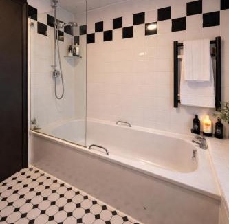 Beenham Hotel | The Six Bells