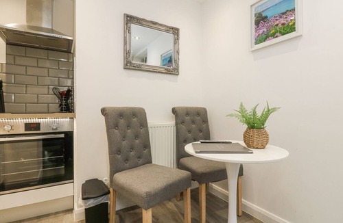 Camborne Cottage | THE SNUG, romantic, with hot tub in Camborne
