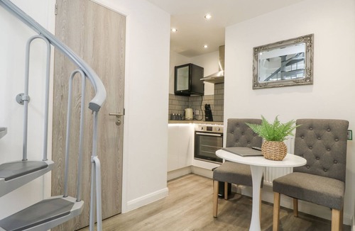 Camborne Cottage | THE SNUG, romantic, with hot tub in Camborne
