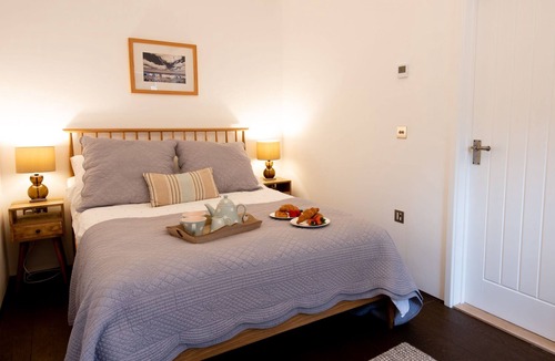 Darsham Cottage | The Stables, Darsham Old Hall - sleeps 2 guests in 1 bedroom