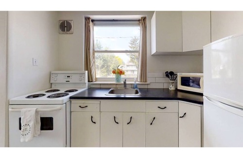 South London Apartment | The Village Glam In Wortley Village Close to Downtown London