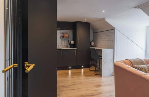 Glasgow Westend Apartment | The West End Loft - 5* - Free Private Parking!