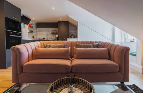 Glasgow Westend Apartment | The West End Loft - 5* - Free Private Parking!