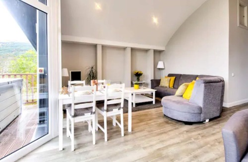 Arrochar Cabin | TheLodge - sleeps 4 guests in 2 bedrooms