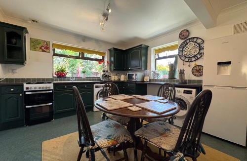 Epping House | Theydon Bois Country Retreat with Garden