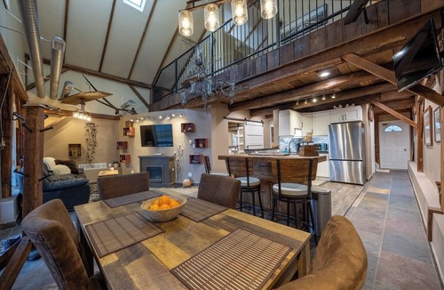 Simcoe House | This charming spacious post-and-beam gateway approx. 5 mins from Pt Dover beach.