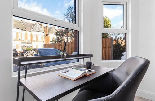 North Finchley Apartment | This is a large 4 bed, 2.5 bath garden apartment in a buzzing neighborhood!