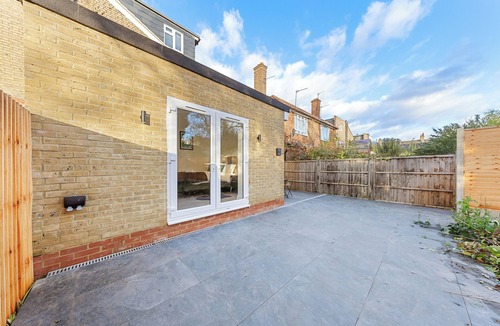 North Finchley Apartment | This is a large 4 bed, 2.5 bath garden apartment in a buzzing neighborhood!
