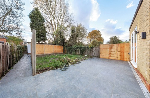North Finchley Apartment | This is a large 4 bed, 2.5 bath garden apartment in a buzzing neighborhood!