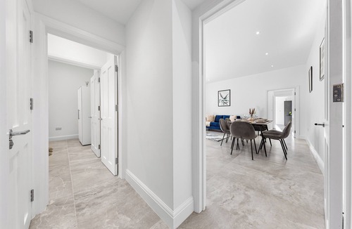 North Finchley Apartment | This is a large 4 bed, 2.5 bath garden apartment in a buzzing neighborhood!