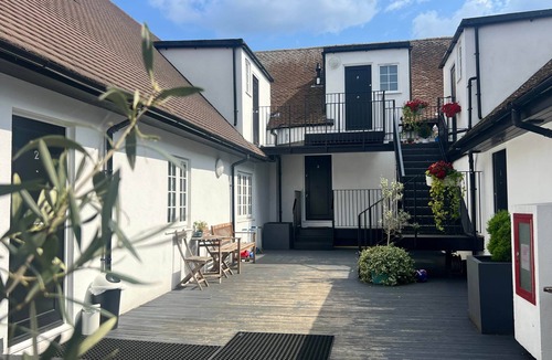 Borehamwood Apartment | This weekend! | FREE Parking | 2-mins to station
