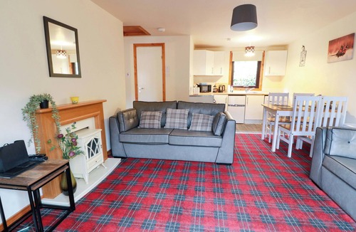 Loch Eck Cottage | THISTLE LODGE, family friendly, with a garden in Colintraive
