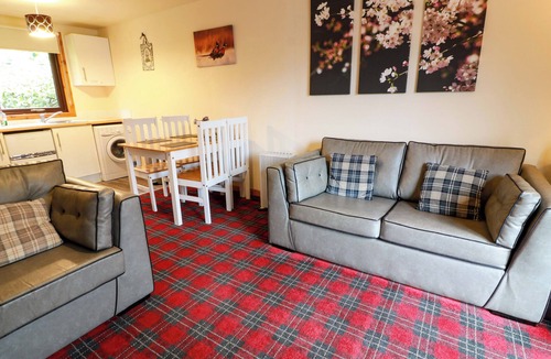 Loch Eck Cottage | THISTLE LODGE, family friendly, with a garden in Colintraive