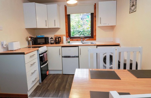 Loch Eck Cottage | THISTLE LODGE, family friendly, with a garden in Colintraive