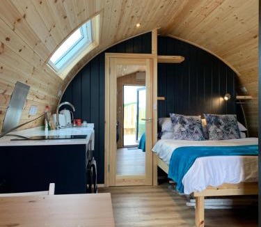 Galston Cabin | Thistle Pod Farm Stay with Hottub Sleeps 2