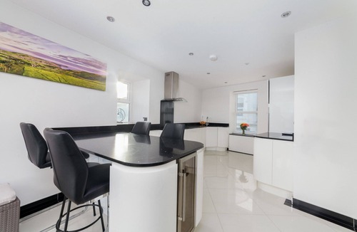 Port St Mary House | Tides View - a holiday cottage that sleeps 6 guests in 3 bedrooms