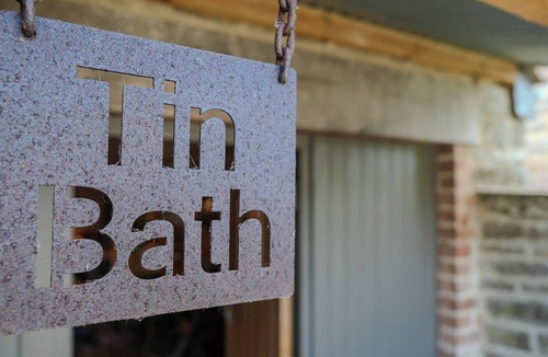Aller Apartment | ‘TIN BATH’ A COTTAGE AS GLORIOUS AS IT’S NAMESAKE