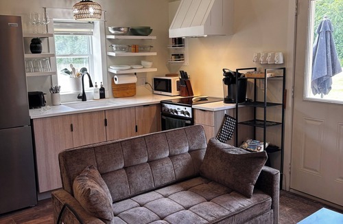 Bothwell House | Tiny home, private yard, fire pit. 3-30 mins to attractions & conveniences