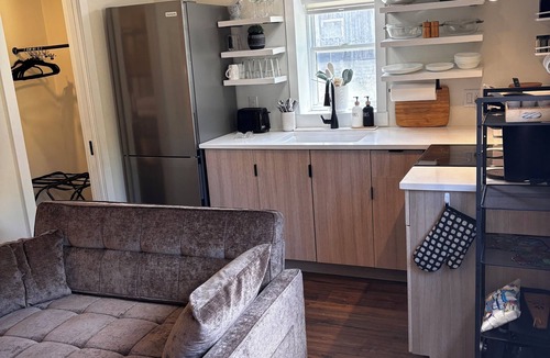 Bothwell House | Tiny home, private yard, fire pit. 3-30 mins to attractions & conveniences