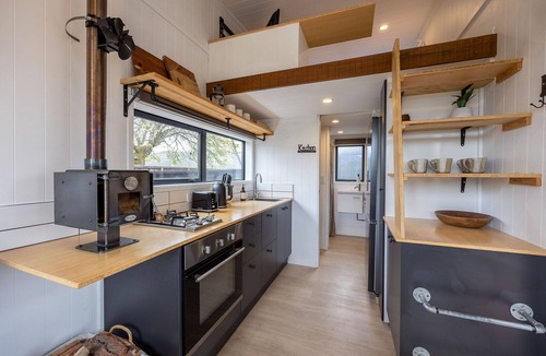 Wanaka Cabin | Tiny house - big fun! Mountain views, private garden, indoor & outdoor fires.