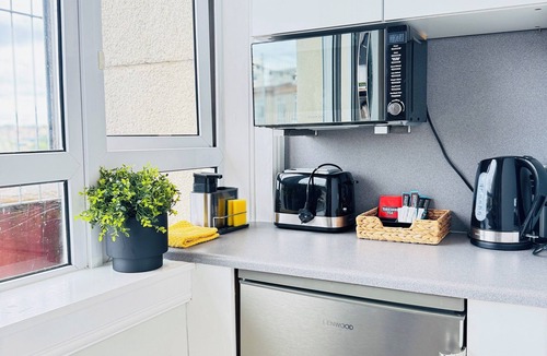 Gorgie Apartment | Top Floor Getaway With Cozy Canopy Bed