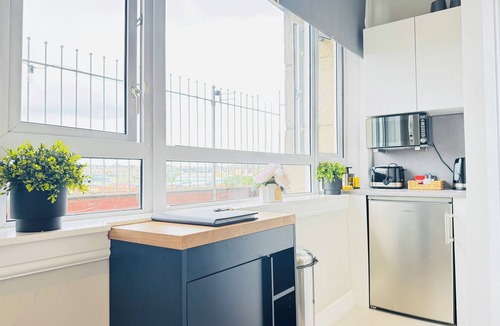 Gorgie Apartment | Top Floor Getaway With Cozy Canopy Bed