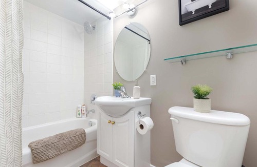 King West Village Apartment | Town House by Exhibition and BMO Field - Sleeps 2