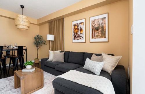 King West Village Apartment | Townhouse Condo Loft for 4 - 2 Beds