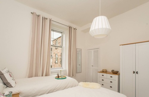 Hamilton Apartment | Traditional 1st floor apartment close to Hamilton West train station