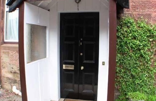 Bothwell Apartment | Traditional 2-bed conversion in Bothwell village, near Glasgow