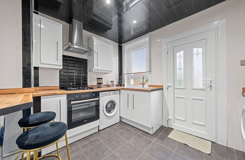 Hamilton Apartment | Traditional 2 bedroom ground floor apartment
