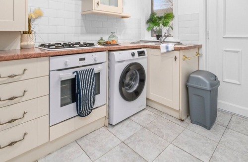 Coatbridge Apartment | Traditional ground floor apartment close to train station