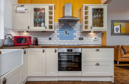 North West House | Tranquil Glasgow Retreat: Free Parking & Garden