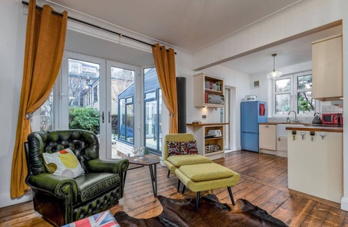 North West House | Tranquil Glasgow Retreat: Free Parking & Garden